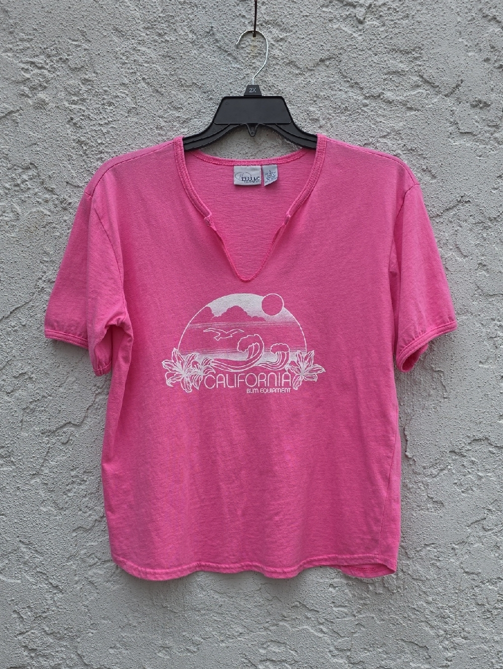 Vintage Y2K Bum Equipment Pink California Beach Scene V-Neck T-Shirt Size Large